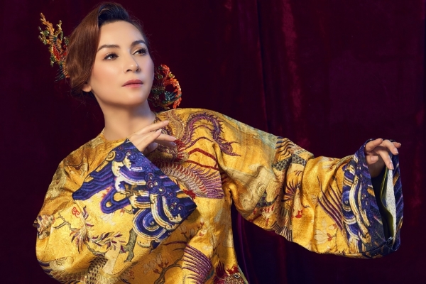 Phi Nhung ấn tượng với áo dài cổ