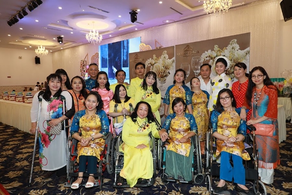 Đám cưới hy hữu của 41… “vầng trăng khuyết”