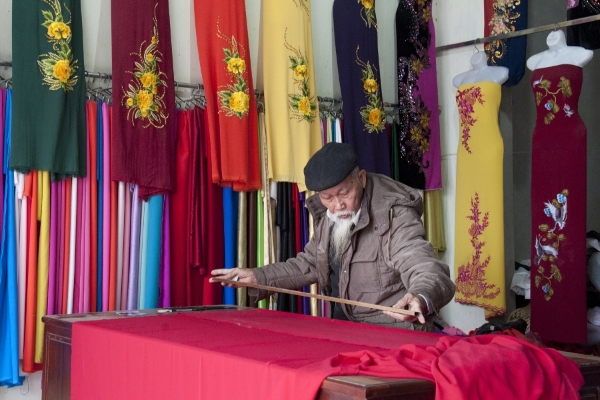 Độc đáo làng nghề may áo dài hơn 1000 năm tuổi