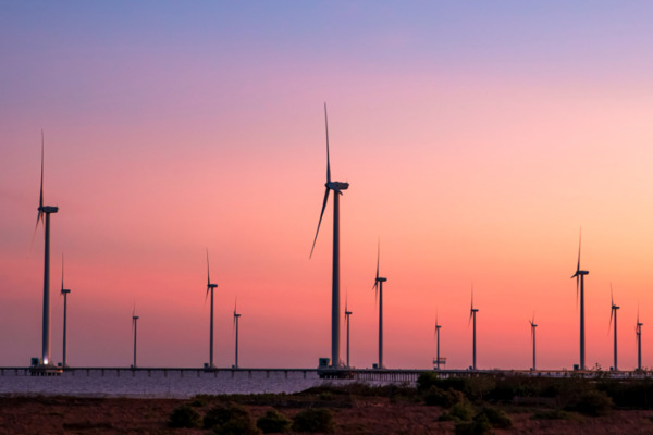 Khám phá vẻ đẹp như một bức tranh hoàng hôn trên ‘cánh đồng điện gió’ Bạc Liêu