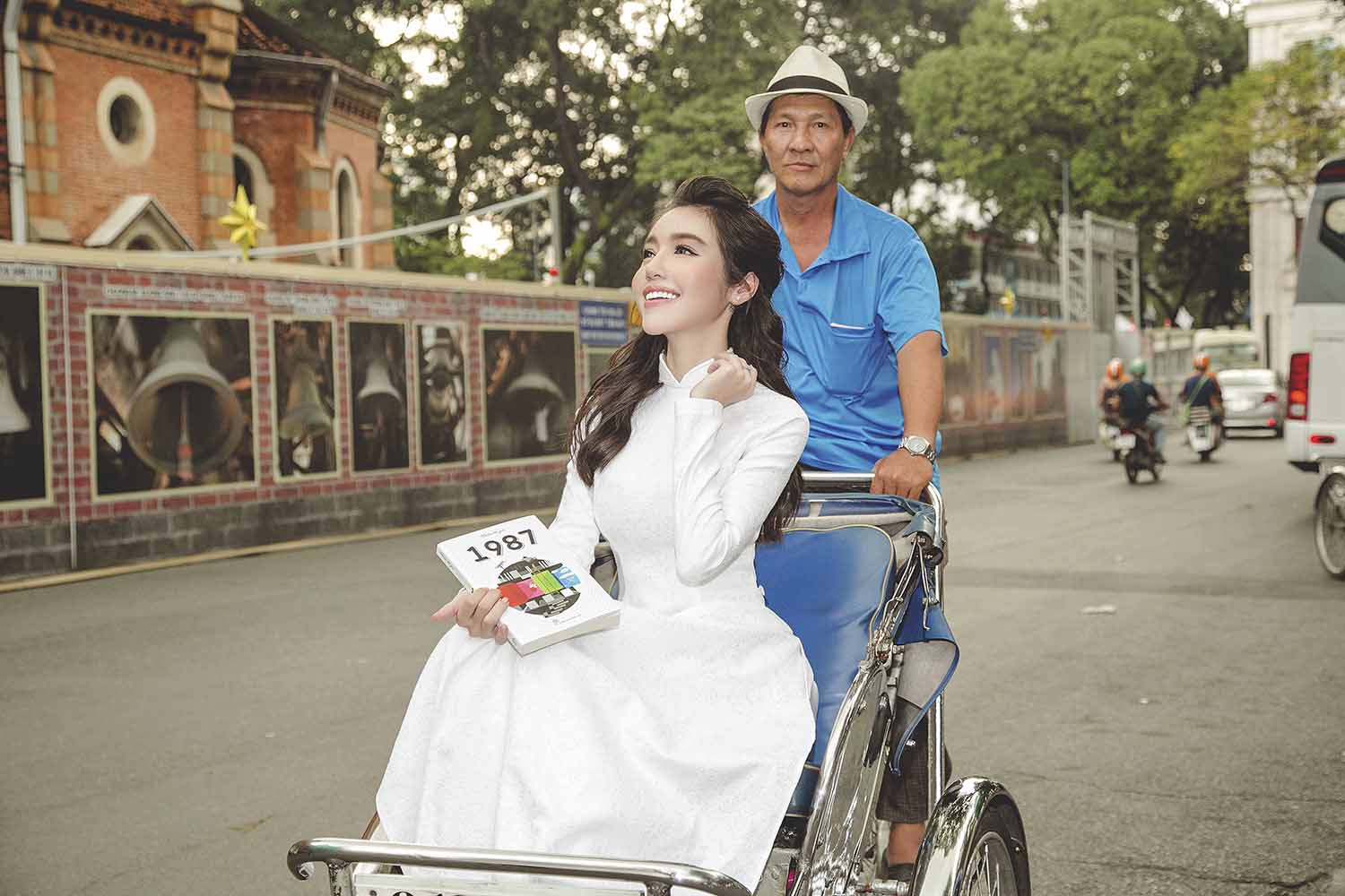 Elly Trần diện áo dài duyên dáng dạo phố Sài Gòn