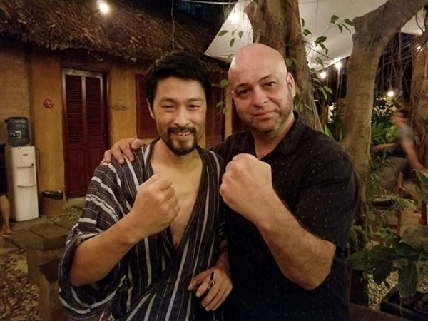 Johnny Trí Nguyễn lỡ hẹn Flores vì…ngủ quên