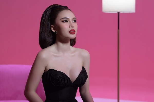 Giang Hồng Ngọc tung E.P ‘Ngọc’, hát nhạc xưa bằng sự… sexy