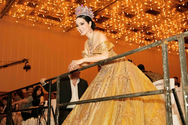 Trang phục như nữ hoàng, thần thái đỉnh cao giúp Giáng My thành tâm điểm show Thu Minh