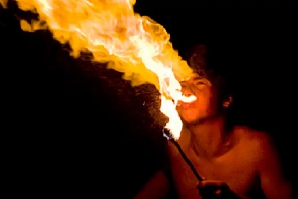 Góc khuất đằng sau nghề thổi lửa mua vui đường phố