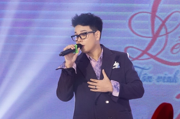 JayKii hát ‘Em là tất cả’ trong lễ cưới của 82 cặp đôi công nhân