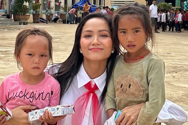 H’Hen Niê đeo khăn quàng đỏ dự lễ khai giảng đặc biệt ở vùng cao