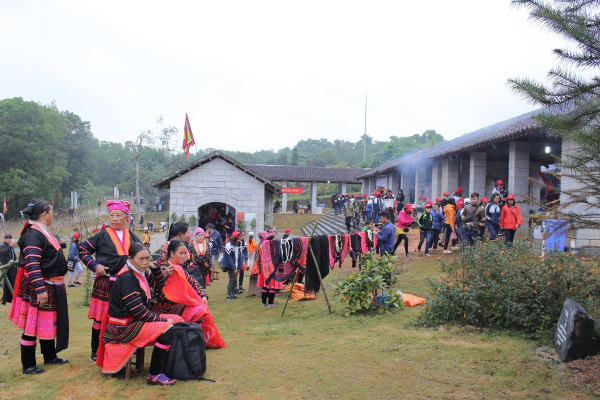Mang chợ phiên vùng cao vào giữa lòng thủ đô
