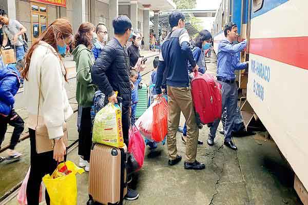 Hành khách đều phải xét nghiệm y tế khi tới ga Sài Gòn