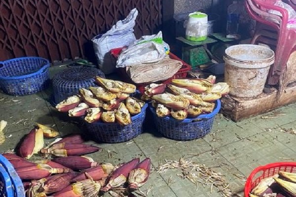 TP.HCM: Hàng loạt cơ sở sơ chế rau muống, hoa chuối ngâm hóa chất