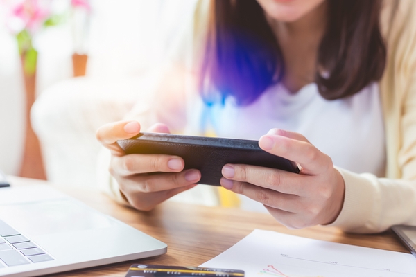 Cách ngăn chặn ánh sáng xanh gây hại cho da từ smartphone