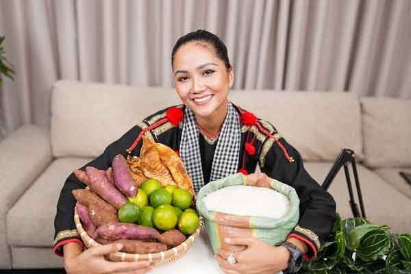 Thu 300 triệu nhờ livestream bán hàng, H’Hen Niê khiến fan xúc động