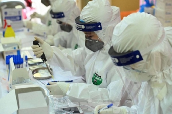 Hà Nội lấy mẫu xét nghiệm nhanh cho hành khách đến từ TP.HCM