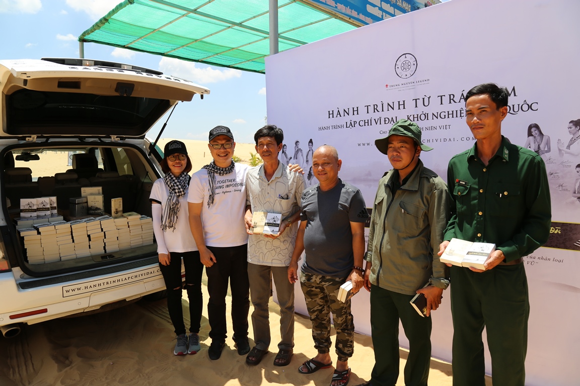 Du khách hào hứng khi lần đầu tiên đón nhận sách quý đổi đời