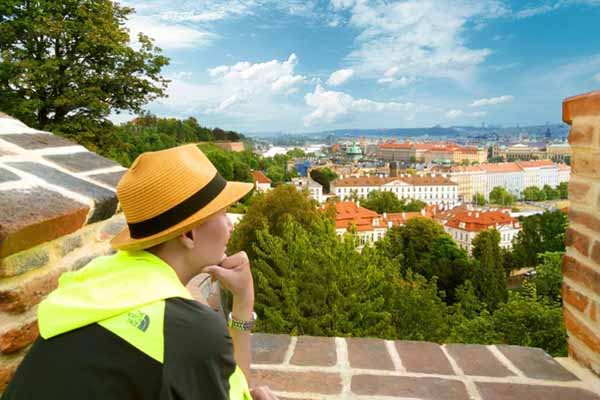 Đoan Trường theo trào lưu chụp ảnh giấu mặt khi đi du lịch