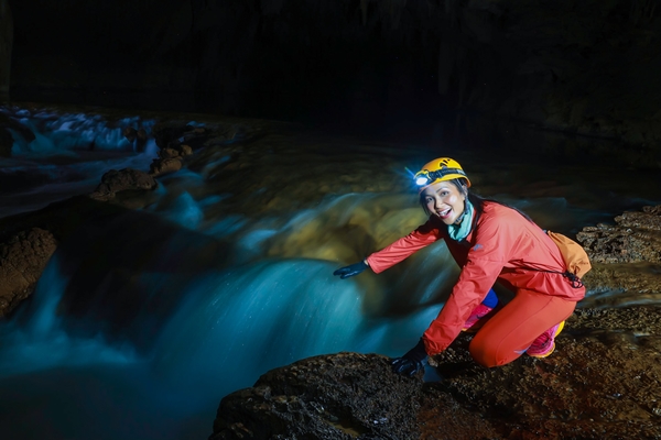 H’Hen Niê đón hè bằng chuyến khám phá hang động mạo hiểm