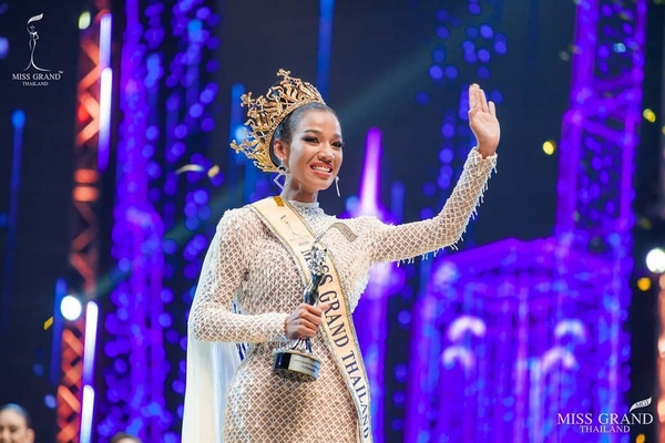 Cô gái da nâu, tóc tém đăng quang Hoa hậu Hòa bình Thái Lan 2020