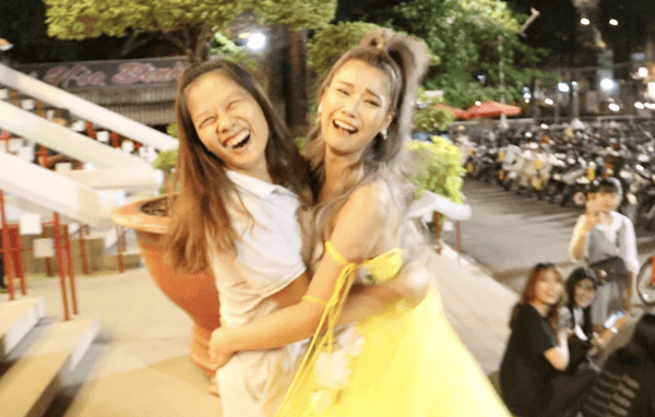 Hoàng Yến Chibi xúc động khi nhận giải thưởng âm nhạc