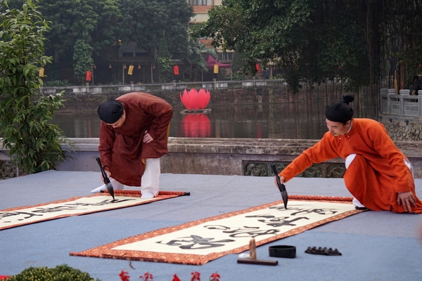 Hội chữ xuân Văn Miếu với chủ đề ‘Sư đạo tôn nghiêm’ và sự xuất hiện của một nhân vật đặc biệt
