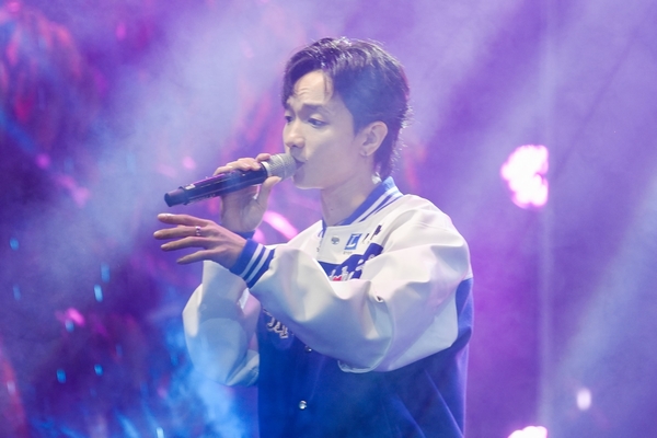 Hàng trăm khán giả dầm mưa nghe Hoàng Dũng hát ‘Nàng thơ’