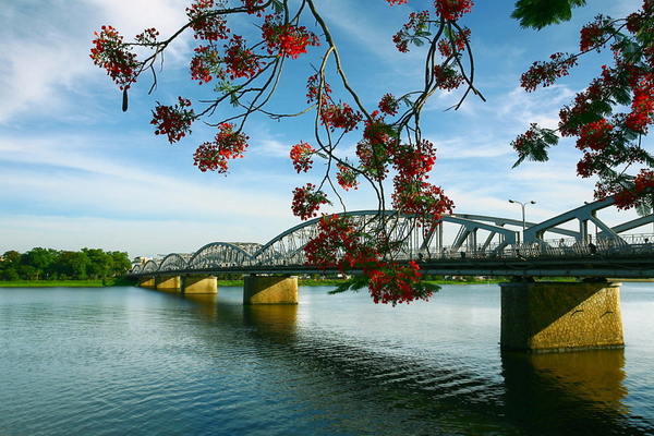 Về thăm xứ Huế mộng mơ