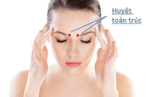 Day ấn huyệt vùng mắt để thúc đẩy khí huyết và chống cận thị