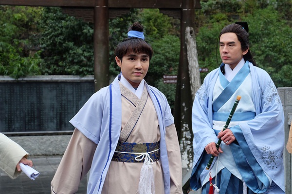 Huỳnh Lập co ro vì lạnh âm độ, Đan Trường khéo léo kéo áo ủ ấm