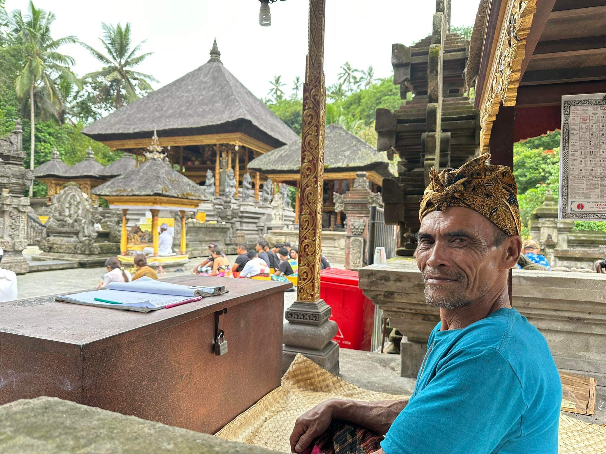 Người gác đền Hindu ở Bali