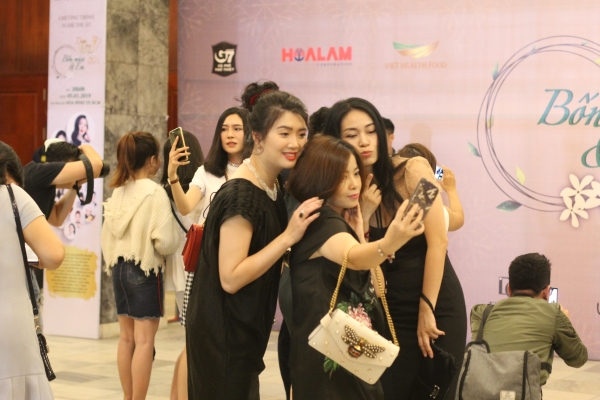 Nhiều khán giả đến sớm để được xem Duyên Dáng Việt Nam 30