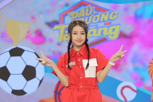 Trịnh Thảo bất ngờ gặp sự cố khi tranh tài chơi cầu lông với các cầu thủ nhí