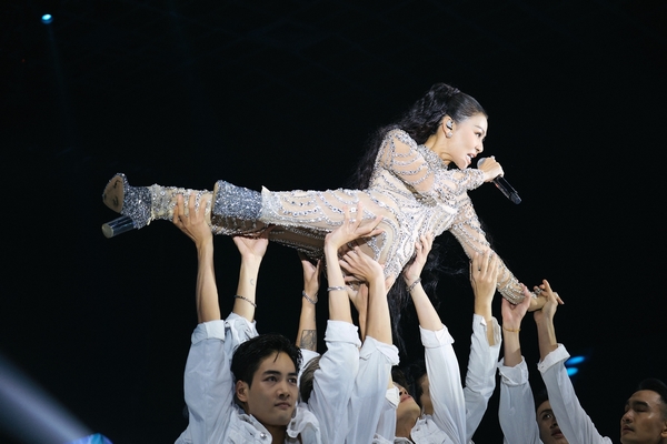 Thu Minh mang ‘B52’ đốt cháy ‘Vietnam International Fashion Week 2023’