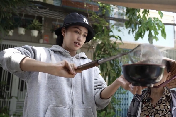 Ngọc Châu để mặt mộc phụ bán bún riêu