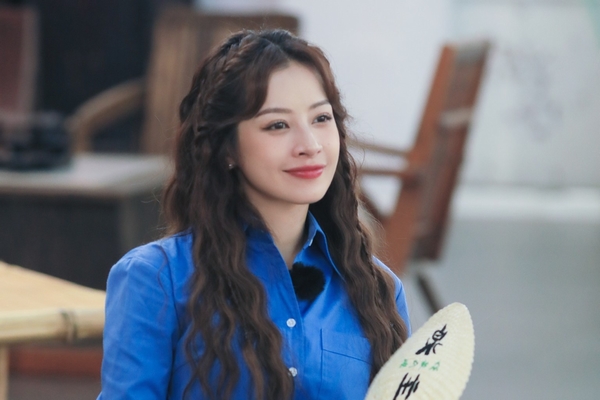 Tham gia show ẩm thực cùng các ‘tỷ tỷ’ xứ Trung, Chi Pu khoe visual sáng bừng