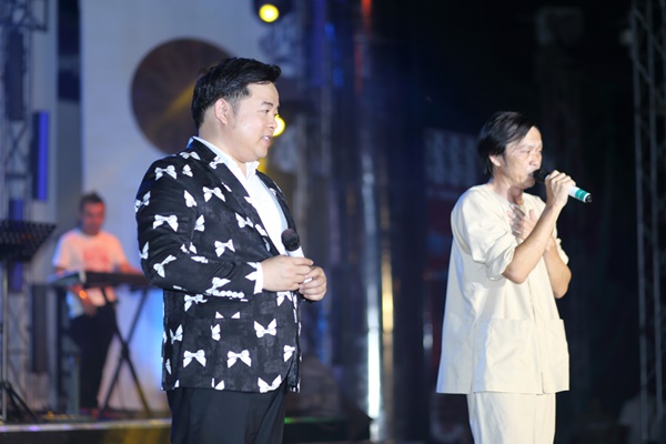 Nghệ sĩ Hoài Linh song ca cực ngọt với Quang Lê