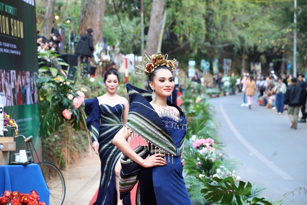 Người K’Ho trình diễn thời trang trên phố Đà Lạt