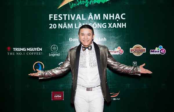 Kasim Hoàng Vũ nhận giải thưởng “ca sĩ cống hiến” trong đêm nhạc Festival kỷ niệm 20 năm Làn sóng xanh
