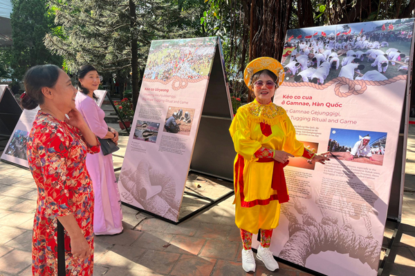 Khai mạc triển lãm – Liên hoan nghi lễ và trình diễn trò chơi kéo co tại Hà Nội