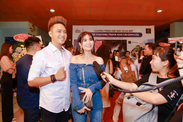 Vào mùa cuối năm, Kha Ly – Thanh Duy chạy show không kịp thở