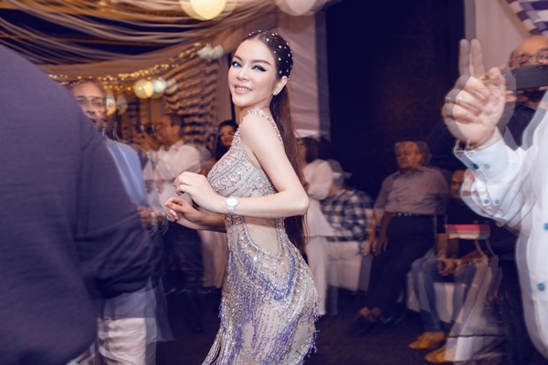 Lý Nhã Kỳ nổi cáu khi bị chê chỉnh quá quá lố