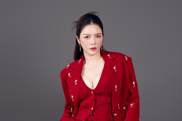 Lý Nhã Kỳ: ‘Trong số đầm tiền tỷ, tôi chỉ mê mặc đầm cưới’