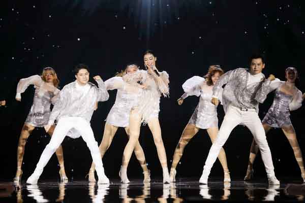 Lona Kiều Loan cùng Top 50 mở màn ‘cực sung’ tại chung khảo Miss Grand Vietnam 2022