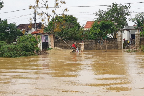 Áp thấp nhiệt đới đã vào đất liền, nguy cơ lũ lớn tại Bắc Trung Bộ