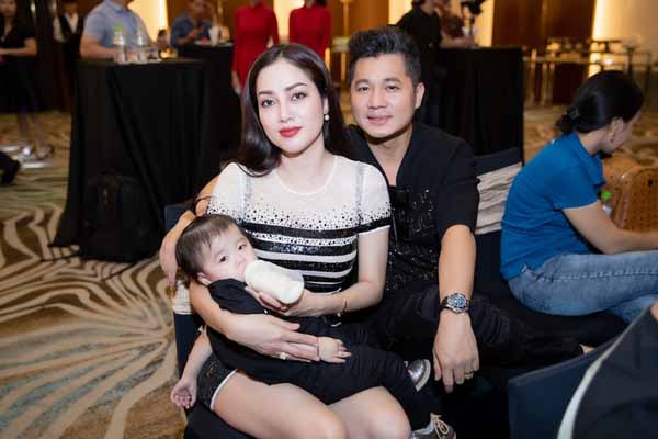 Vợ chồng Lâm Vũ toát mồ hôi vì con quá hiếu động ở sự kiện