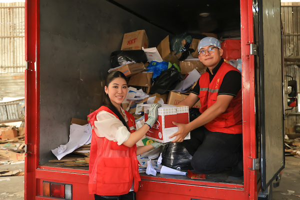 Miss Earth Vietnam Lan Anh phân loại phế liệu giấy, giúp đỡ bảo vệ môi trường