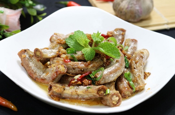 Đậm đà lòng heo chiên mắm