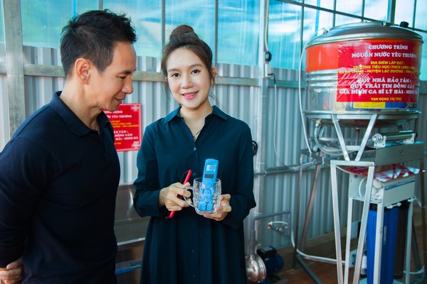 Lý Hải – Minh Hà lắp đặt máy lọc nước giúp người dân vùng cao