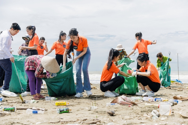 Thí sinh Miss Earth Vietnam 2023 ‘làm đẹp’ bãi biển Cần Giờ