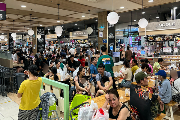 Hà Nội: Nắng nóng và mất điện, người dân ùn ùn kéo nhau vào Trung tâm Thương mại