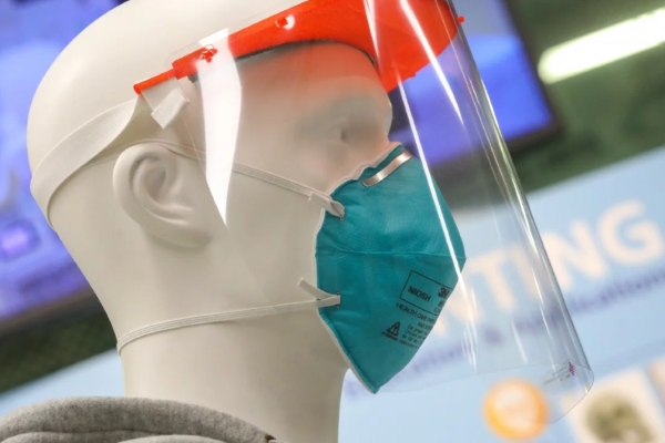 Tấm che mặt 3D giúp y bác sĩ tránh lây nhiễm virus corona