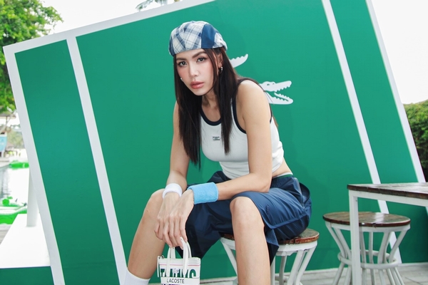 Minh Tú gây ấn tượng với phong cách trẻ trung, năng động tại Singapore